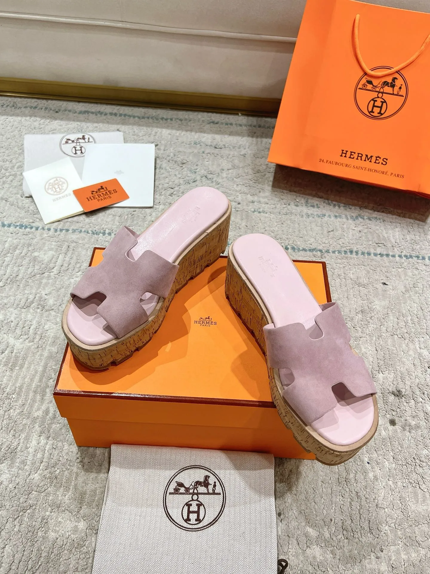 👟👟Ex-factory price 540👟👟 High version of the 2024 spring and summer new HERMES Hermès counter new style. The wedge-heeled Erjiu sandals and slippers, which have been extremely popular recently, are paired with various colorful socks. They are very trendy. Upper: cowhide. Outsole: technological imitation wood sole. Heel height: about 7cm. Size: Female 35-41 (40/41 non-refundable and non-exchangeable)